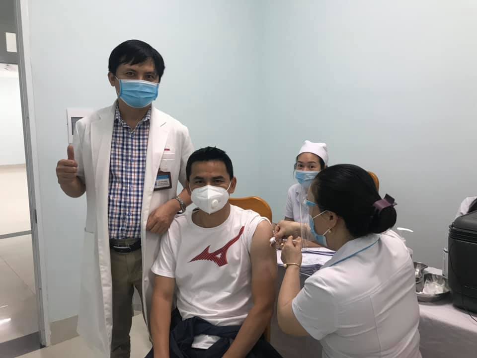 Kiatisuk cùng hơn 230 thành viên vừa tiêm vắc xin ngừa Covid-19